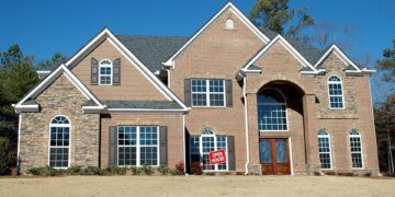 Record Low Mortgage Rates: Time to Refinance? Experts Weigh In!